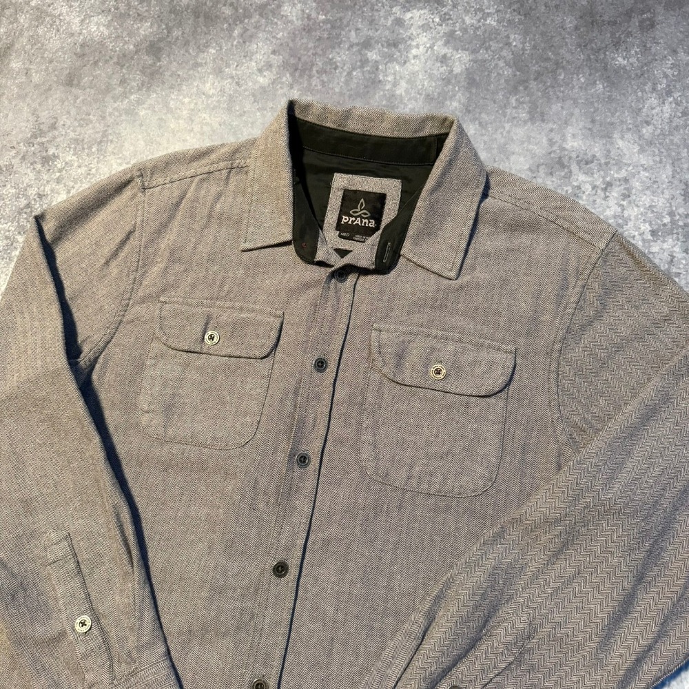 PrAna Mens Button Up Shirt Medium Gray Herringbone Long Sleeve Two Pocket Casual